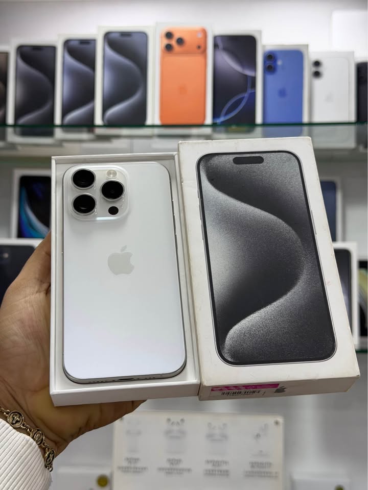 iPhone 15 Pro – 256GB (Plata) Caja
